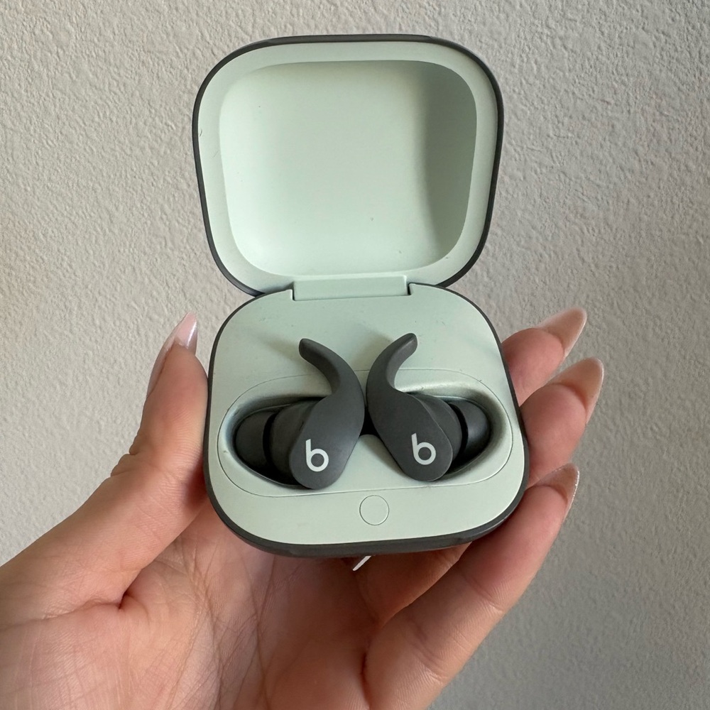 Powerbeats Fit - Picture 2 of 3